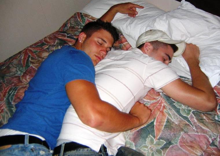 Спящий муж на скрытую. Спящие парни. Спящие пацаны.