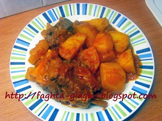 Αρνί κοκκινιστό με πατάτες στην κατσαρόλα (πατατάτο) - Τα φαγητά της γιαγιάς