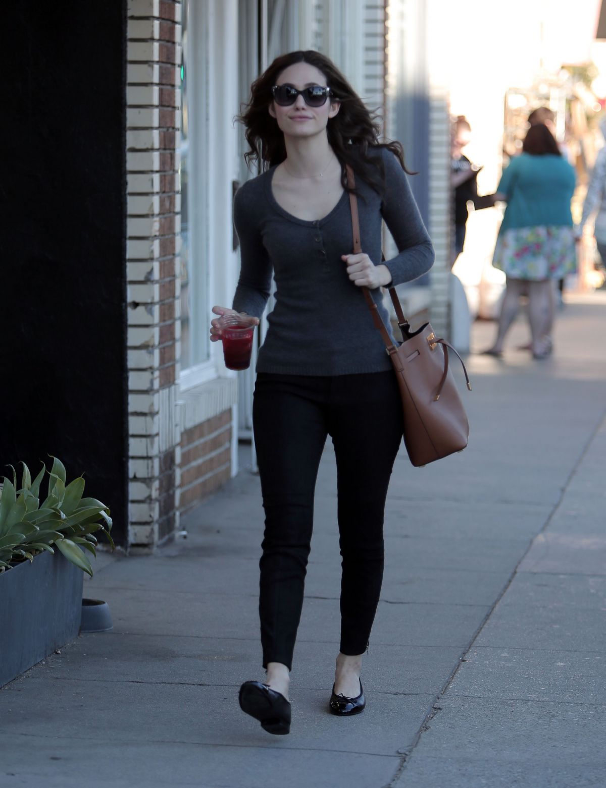 Emmy Rossum || Spotted at a Cafe in Venice - January, 2015 | CineHub