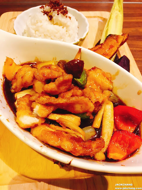  Deep fried fish cooked in vinegar sauce