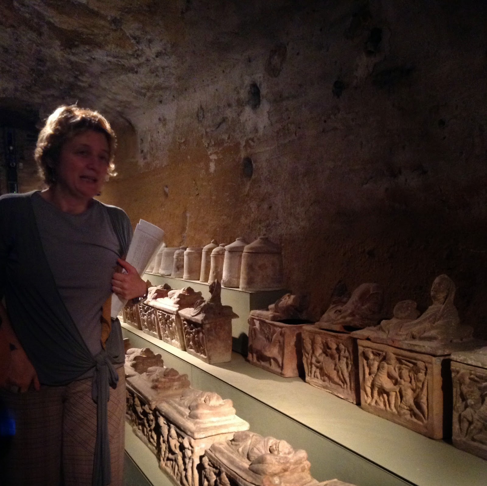 Museo Archeologico di Siena: galleria di olle e urnette fittili chiusine del III-I sec. A. C.