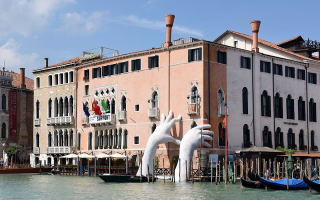 Эта скульптура называется «Поддержка» и расположена около отеля «Ca’ Sagredo» в Венеции