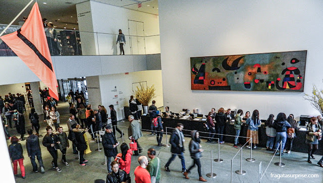 Painel de Miró no hall de entrada do MoMA de Nova York