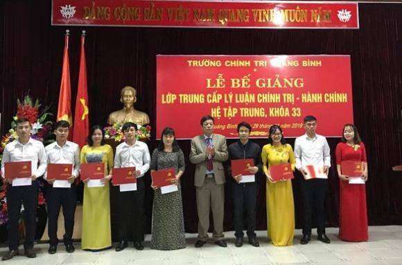 Hết hạn bổ nhiệm gần 9 năm, hiệu phó trường chính trị vẫn… làm hiệu phó