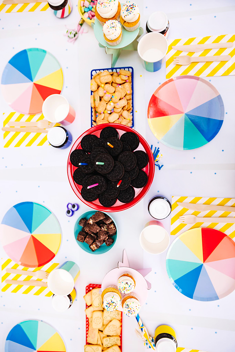 decoracao simples e barata festa aniversario 1 ano colorida para menino temas criativos masculinos formas e cores caixa de papelao blog do math brasilia martin