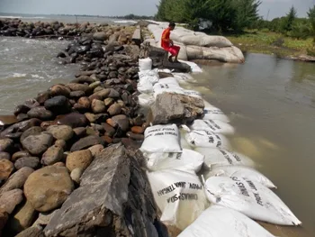 TANGGUL PANTAI JEBOL PEKALONGAN UTARA TERGENANG ROB