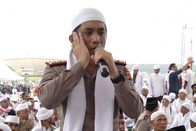Salut! Adzan Merdu Saat Aksi Bela Islam Jilid III, Ternyata Muadzinnya Seorang Polisi Salut! Adzan Merdu Saat Aksi Bela Islam Jilid III, Ternyata Muadzinnya Seorang Polisi