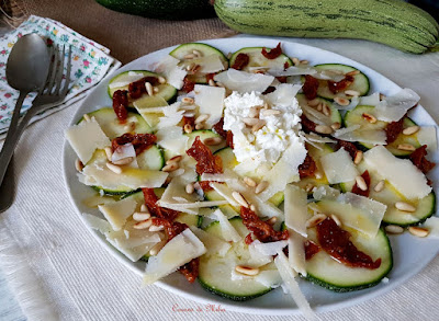 Ensalada de calabacín, requesón y tomate seco