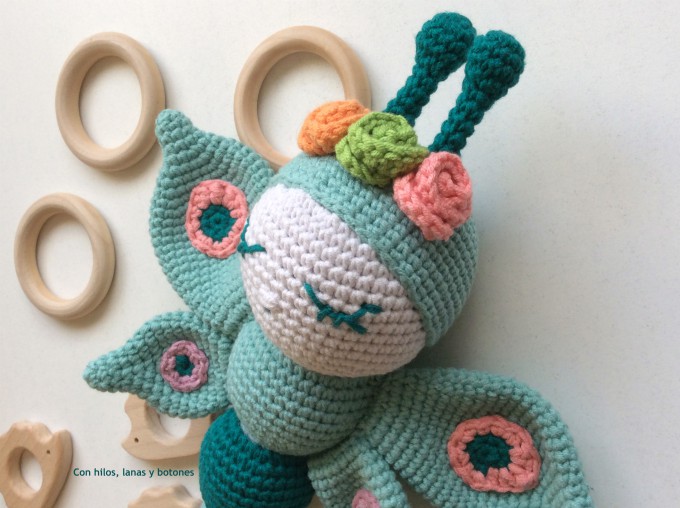 Con hilos, lanas y botones: Leti mariposa amigurumi (patrón Cucapuntoes)