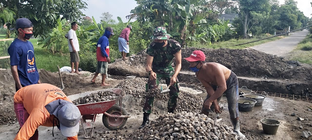 Babinsa Koramil Jogonalan Melaksanakan Karya Bakti Didesa Binaan