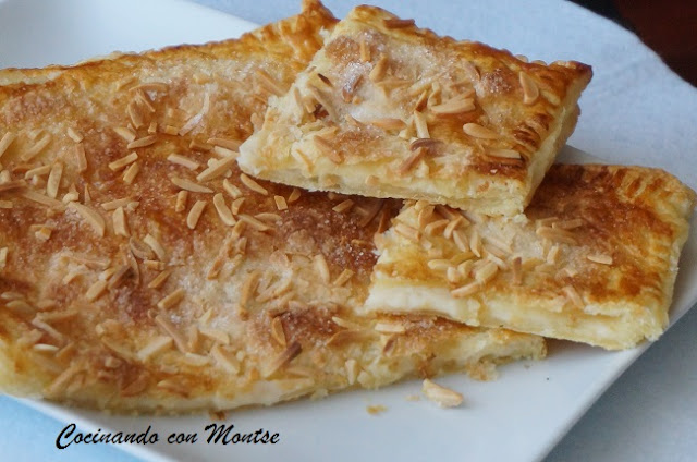 Coca de hojaldre rellena de crema pastelera