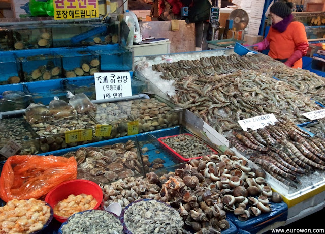Vendiendo marisco en el mercado Noryangjin de Seúl