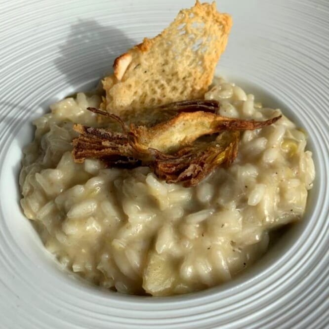 Risotto cacio e pepe con carciofi