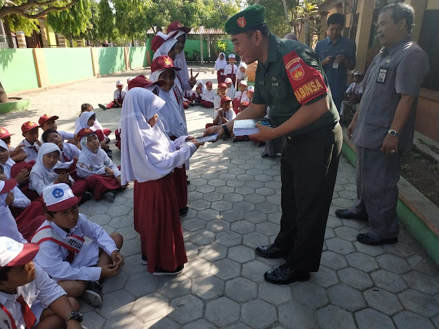 Jadi Irup Di SD N Karangtengah 3 Serma Harun Bagikan Buku Tulis