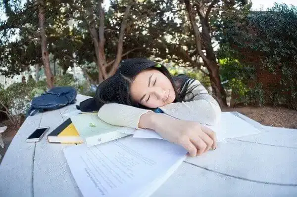 仮眠をとる大学生