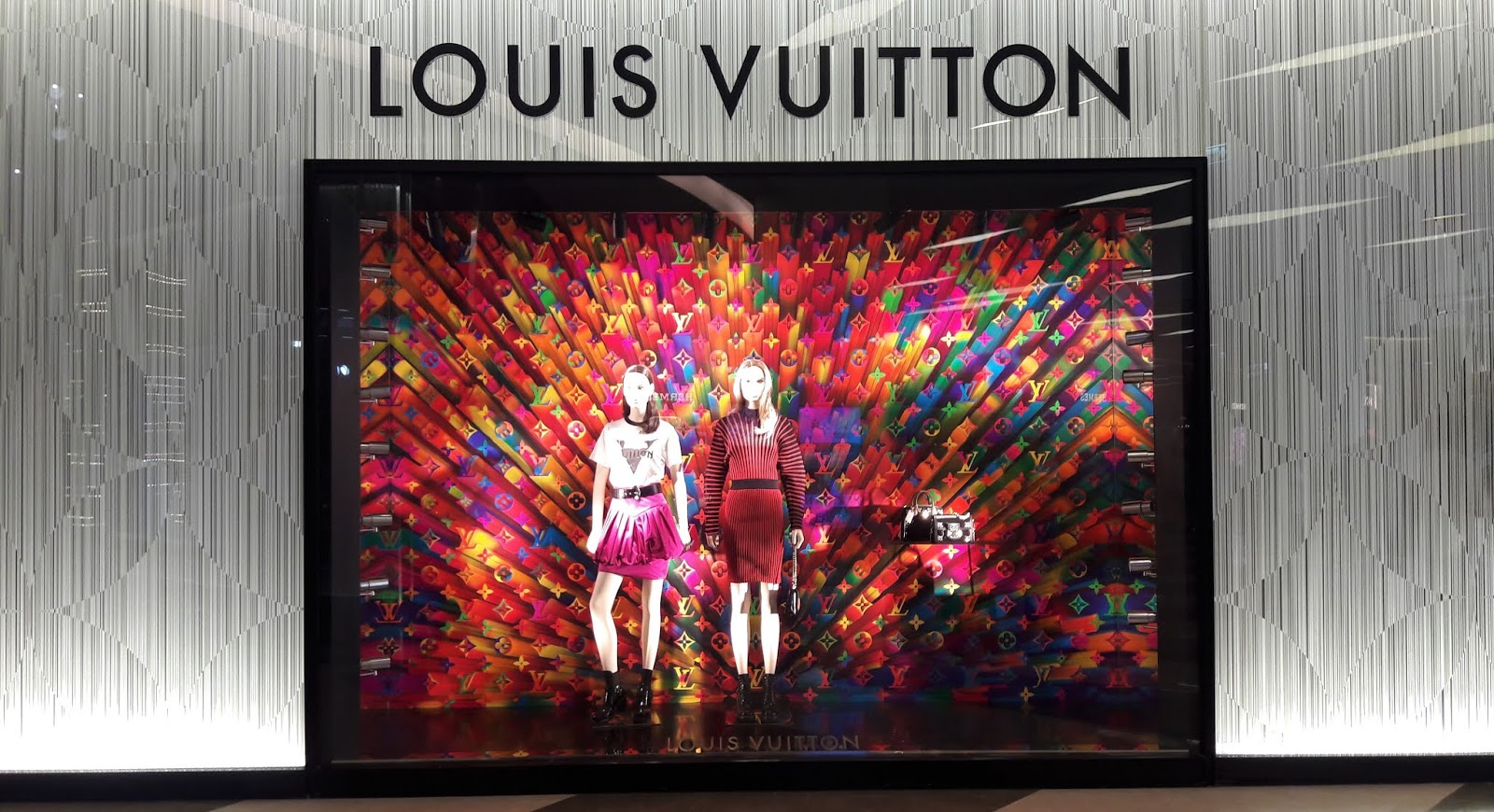 Joyly on X: New blog: LOUIS VUITTON window display at Emporium in