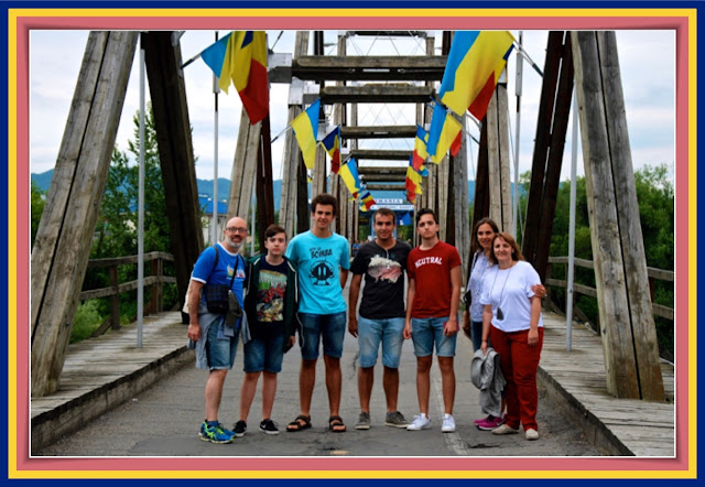 El puente sobre el río Tisza con banderas de Rumanía y Ucrania