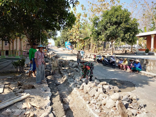 Cegah Genangan Air, Babinsa Tegalrejo Karya Bakti Bersama Warga Dalam Pembuatan Drainase Cegah Genangan Air, Babinsa Tegalrejo Karya Bakti Bersama Warga Dalam Pembuatan Drainase