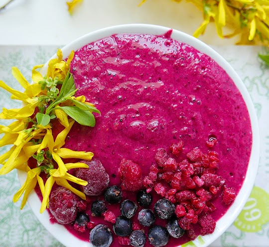 Smoothie bowl z burakiem, marchewką i imbirem