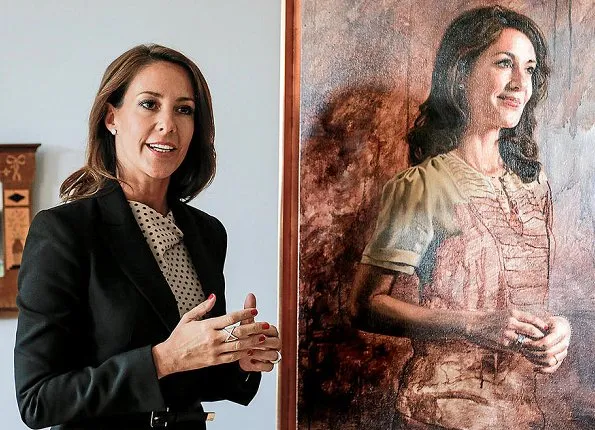 Princess Marie unveiled a new portrait of herself painted by artist Mikael Melbye.Princess wore Hugo Boss blazer and Marni blouse