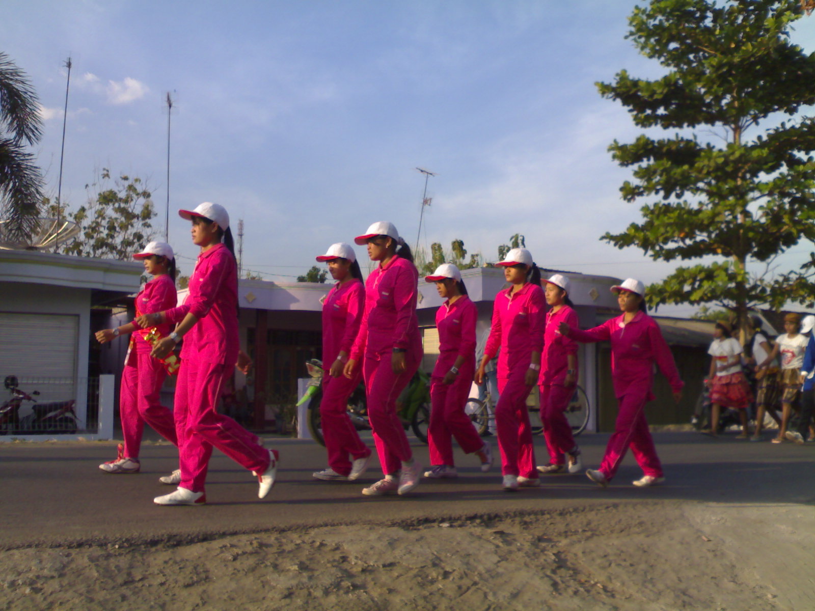 Kelompok Hantu Pocong Mengikuti Gerak Jalan di Cepu 