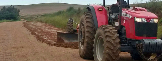 Mato Rico: Produtores rurais arrumam estrada que já era para estar asfaltada!