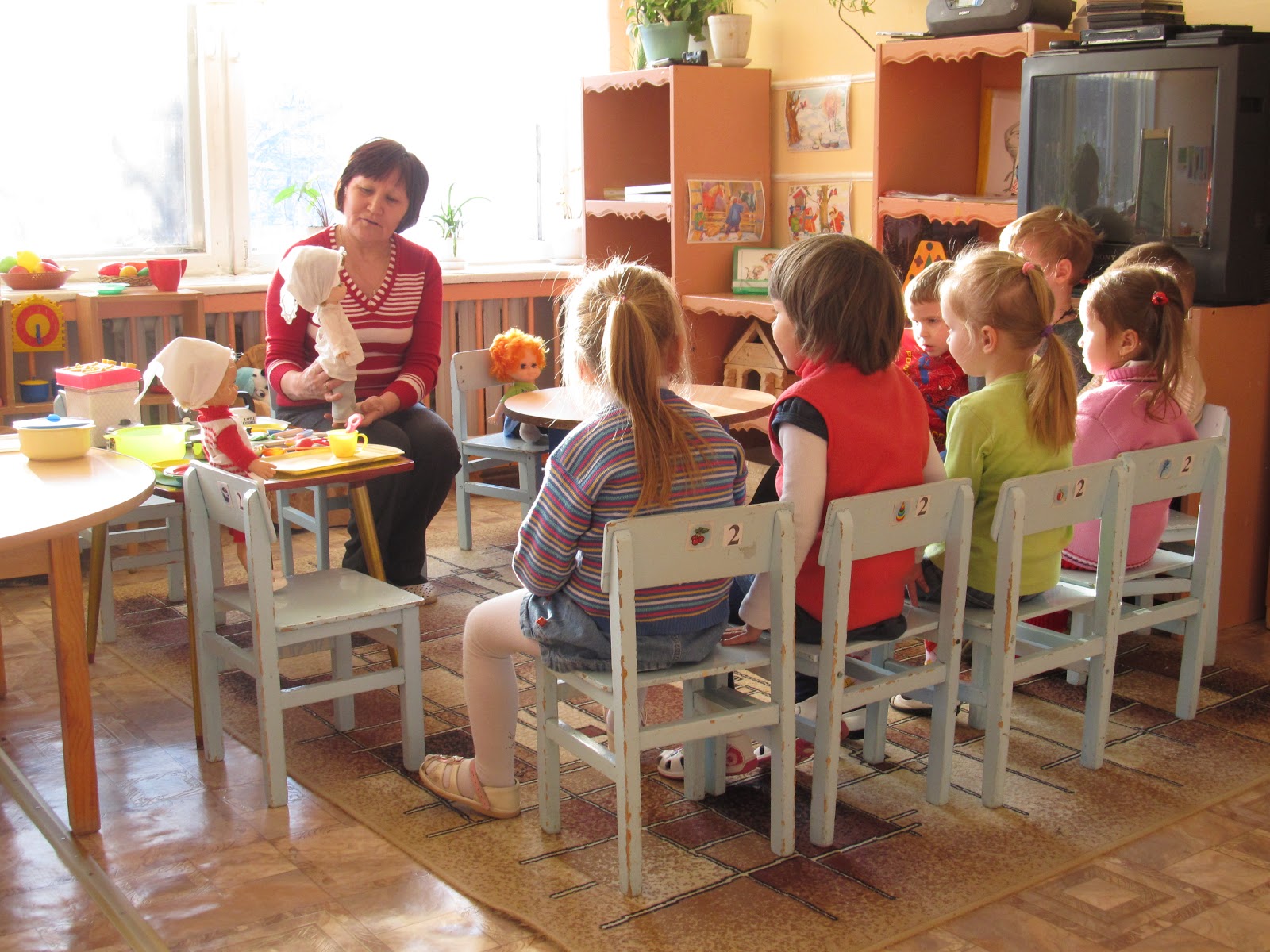 труд взрослых в детском саду 2 младшая. предметы-заместители в игре. трудовая деятельность в средней группе. проект в младшей группе профессии. трудовые навыки в детском саду.