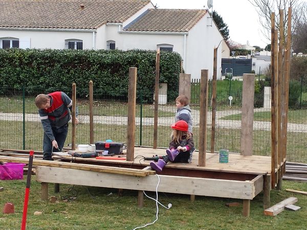 Construction d'une cabane en bois pour enfant