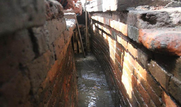 Bangunan Mirip Kanal Zaman Majapahit Ditemukan Oleh Warga Jombang Bangunan Mirip Kanal Zaman Majapahit Ditemukan Oleh Warga Jombang