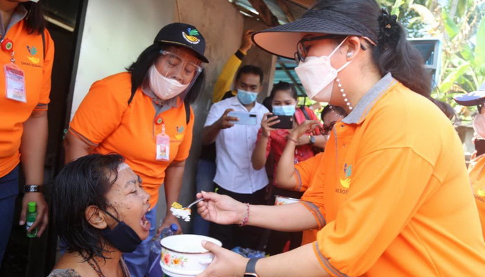 Gelar Program “Rantang Tresna” Ketua K3S Tabanan Suapi  ODGJ  dan Lansia