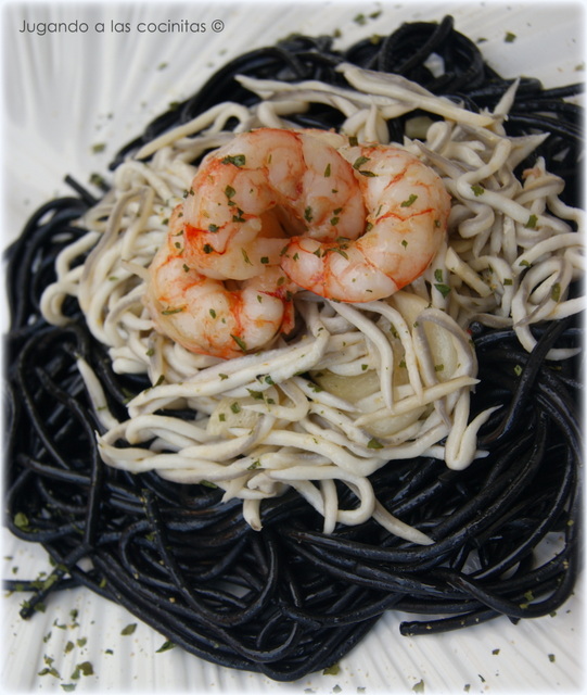  Espagueti al nero di sepia con gulas y langostinos 