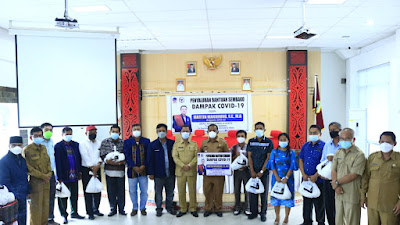 Martin Manurung Bagikan 1.000 Paket Bantuan di Samosir