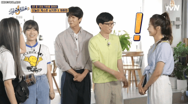 카메라를 등지고 선 전소민