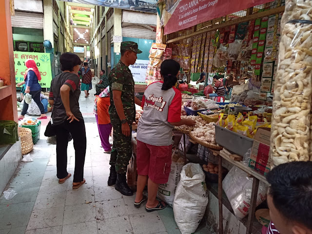 Babinsa Komsos Dengan Pedagang Pasar Pantau Harga Sembako Babinsa Komsos Dengan Pedagang Pasar Pantau Harga Sembako