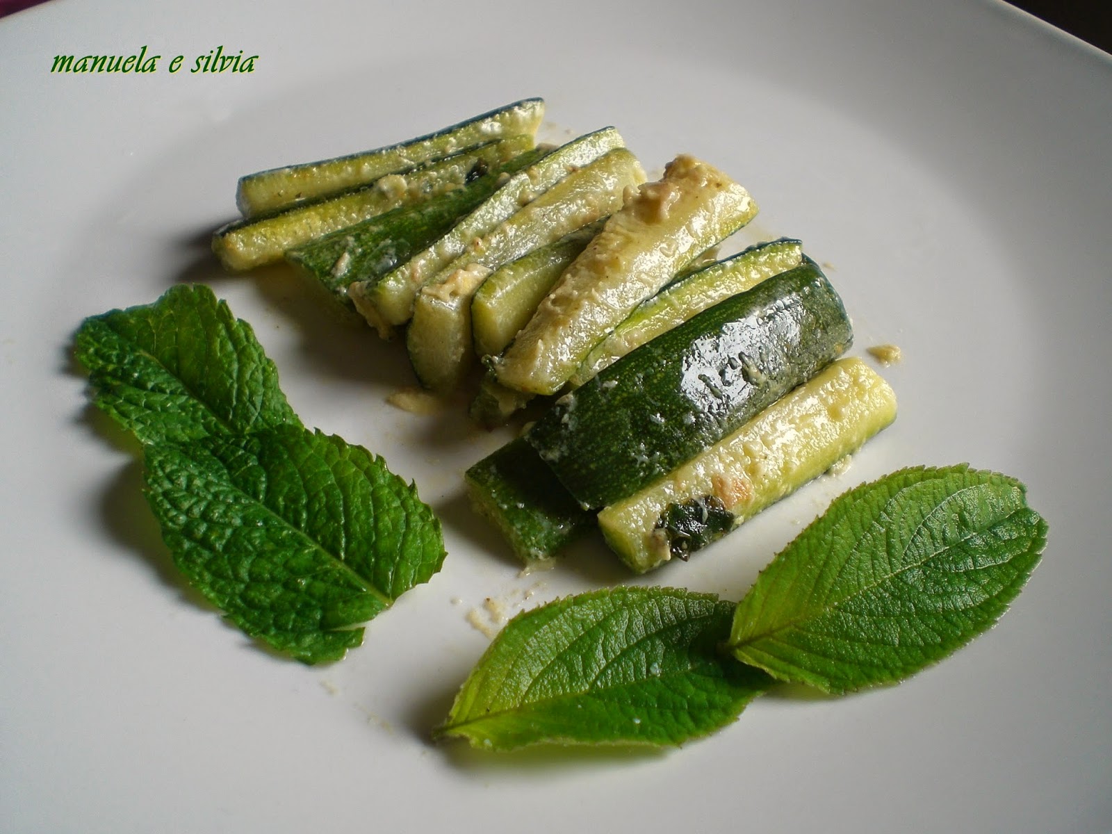 bastoncini di zucchine all'agro profumate alla menta e salvia ananas