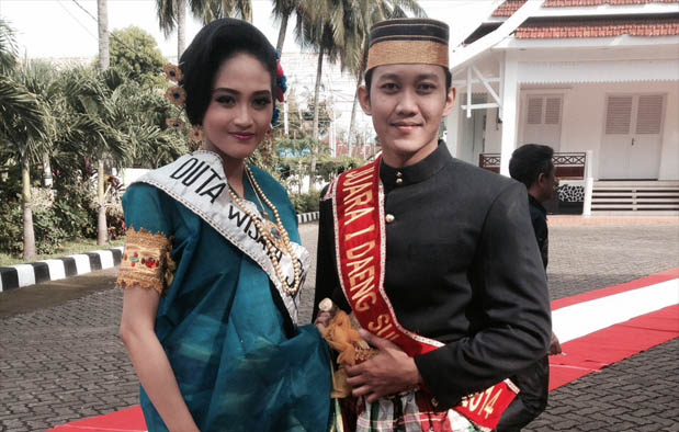Pakaian Adat Provinsi Sulawesi Barat Pakaian Adat Provinsi Sulawesi Barat