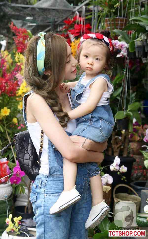 Cadie thích thú cùng Elly Trần dạo phố đầu xuân Cadie thích thú cùng Elly Trần dạo phố đầu xuân