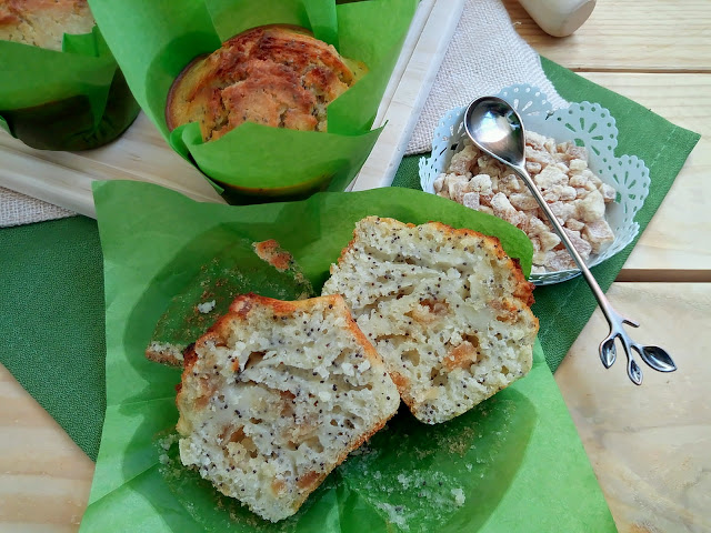 Receta de muffins dulces de calabacín y limón con semillas de amapola. Desayuno, merienda, postre, breakfast, recreo. Sencillos, saludables, ricos fáciles Cuca