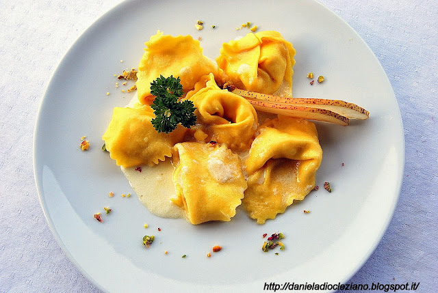 panzerotti  pecorino e pere con crema di taleggio e briciole di pistacchi