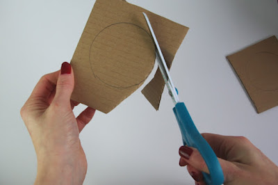 Pompoms selber machen mit Schablonen aus Pappe Pompoms selber machen mit Schablonen aus Pappe