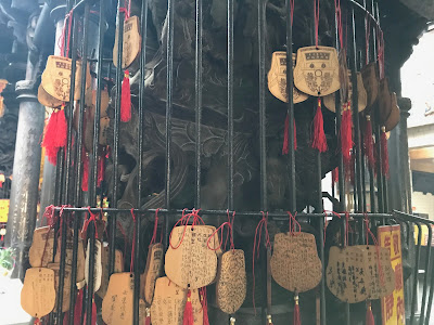 門前廟柱掛滿許願牌,這次我沒有許願囉!