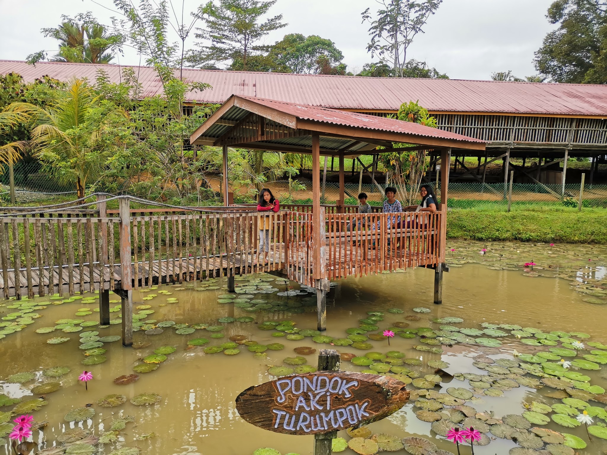 Kebun Bahagia Bersama: Sabah Tea Garden Longhouse only us staying