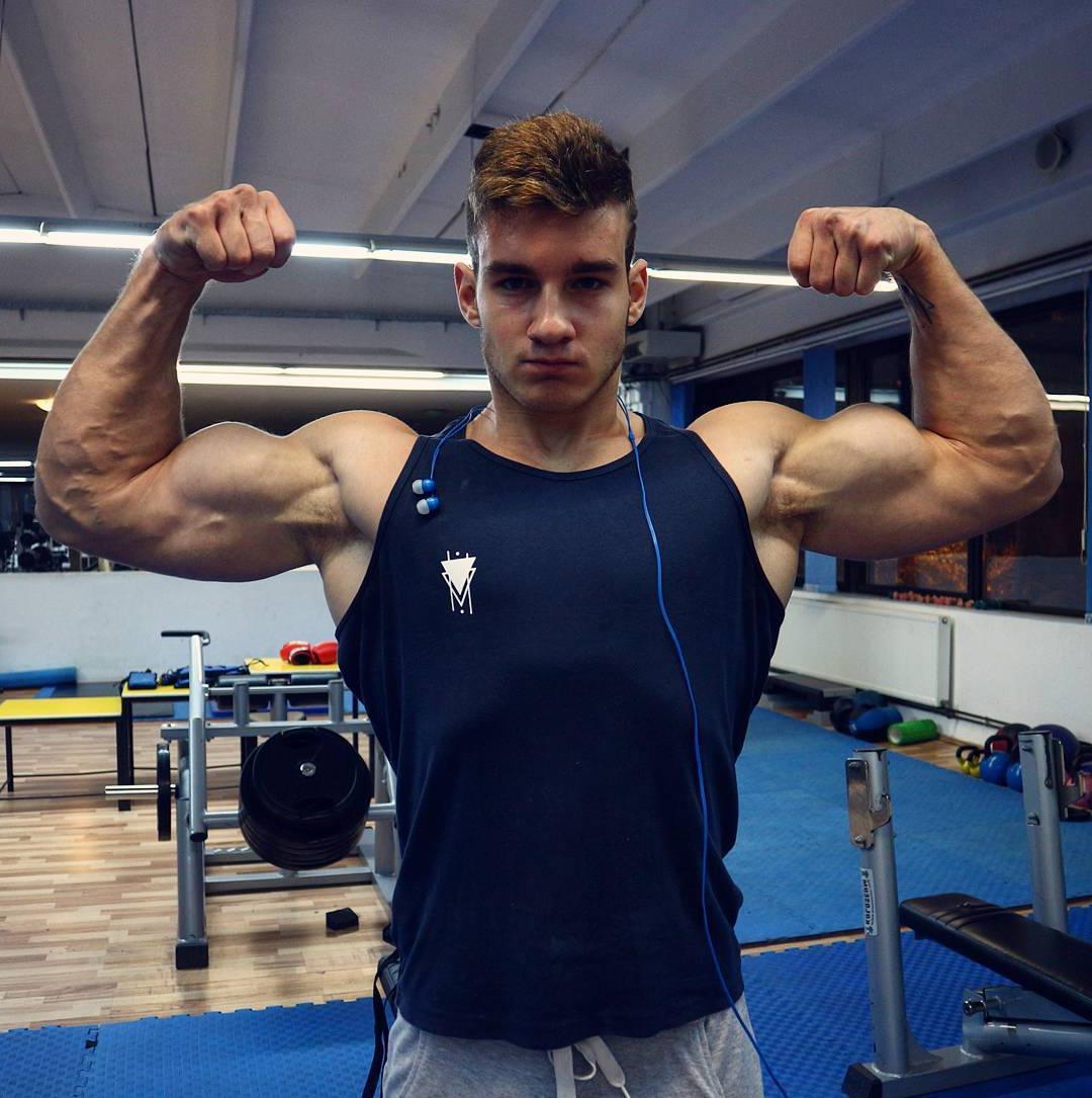 hot-masculine-young-alpha-gym-stud-ian-petrovic-flexing-big-biceps