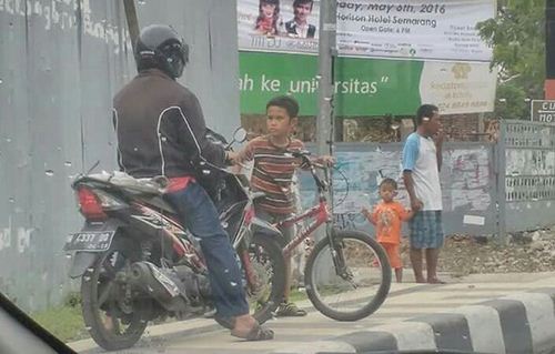 Respect! Aksi Bocah Pemberani yang Menghadang Pelanggar Lalu Lintas Ini Hebohkan Netizen Respect! Aksi Bocah Pemberani yang Menghadang Pelanggar Lalu Lintas Ini Hebohkan Netizen