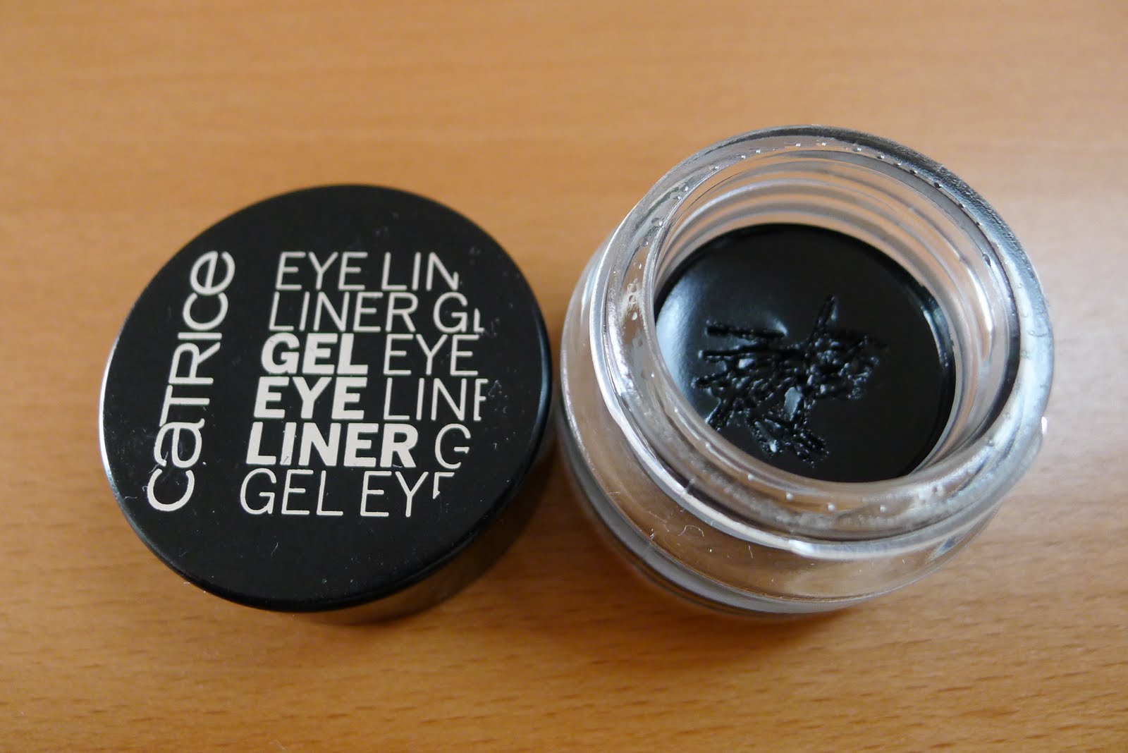 bloGosia RECENZJA Catrice gel eyeliner; Essecne pędzelek do eyelinera