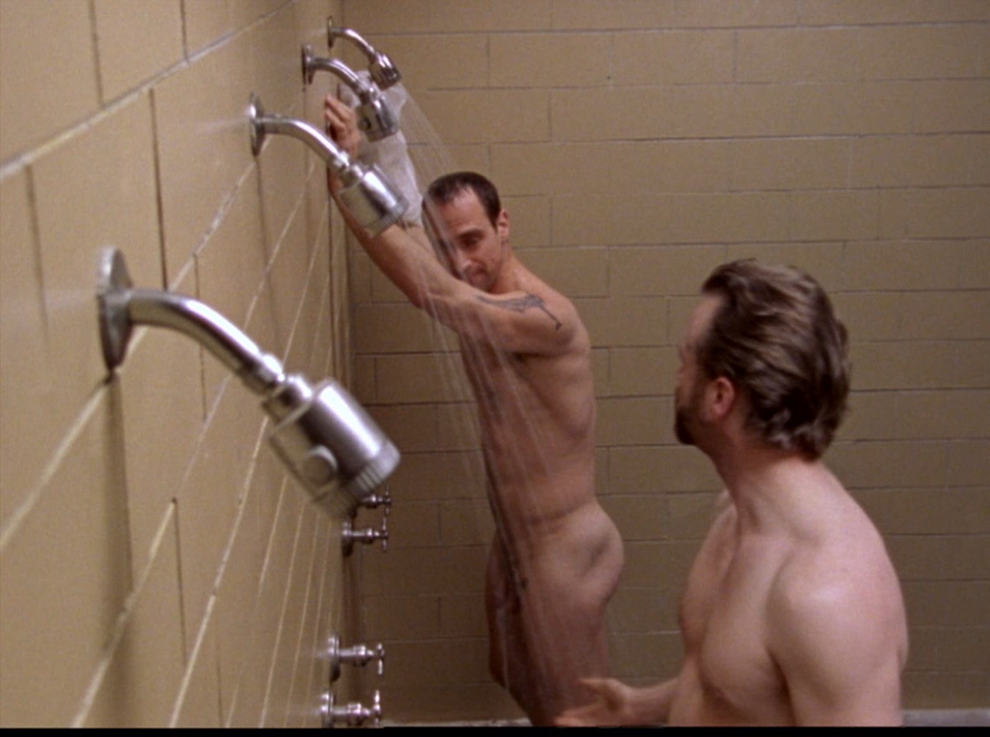 Christopher Meloni & Lee Tergesen in Oz S02E04.