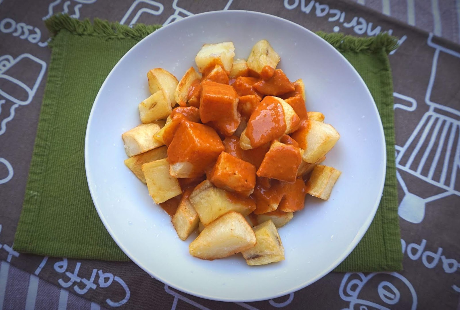Patatas con salsa brava. Bravas como las de los bares.