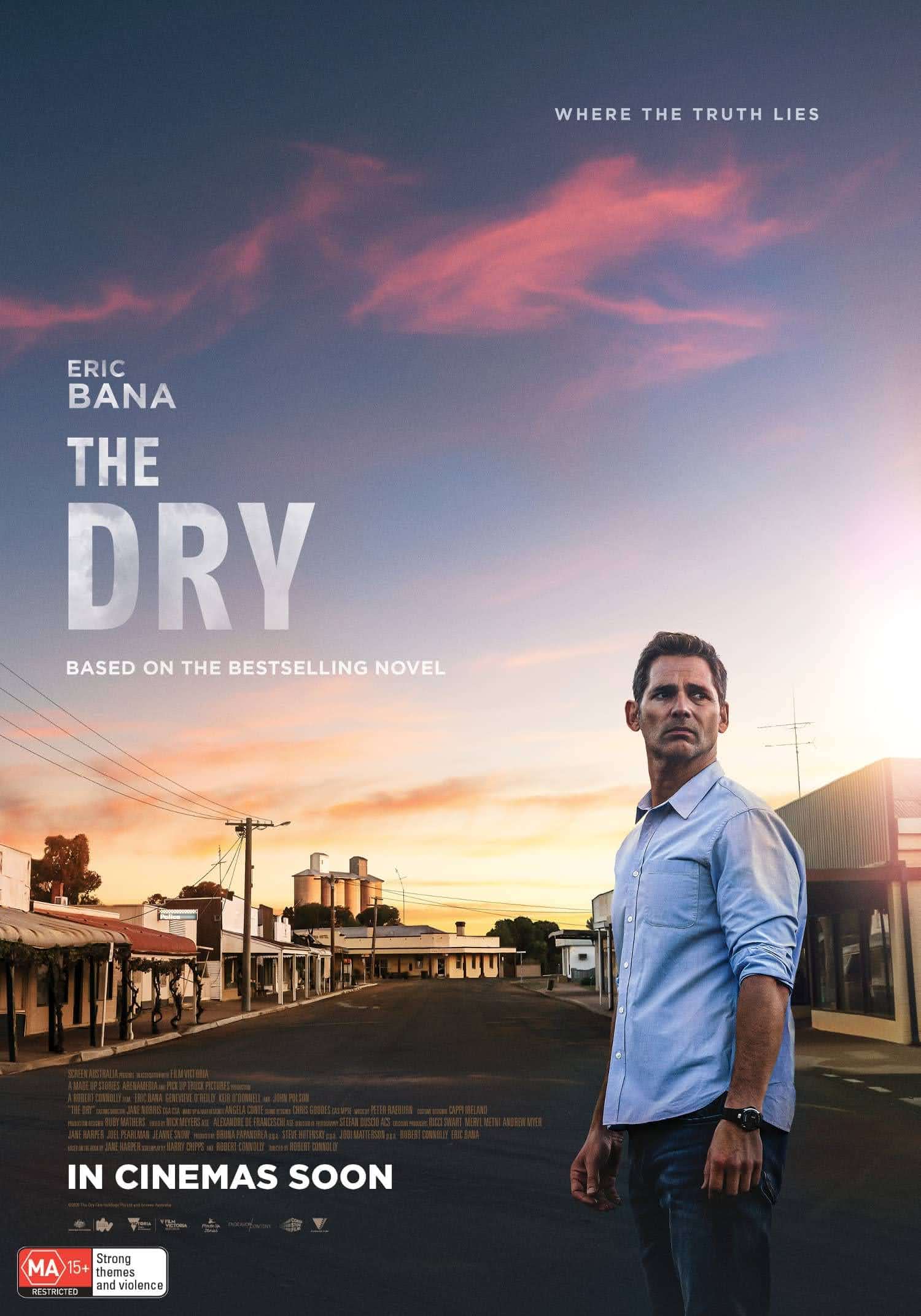 The Dry : 旧友はなぜ、妻子を道連れの無理心中をしたのか ? !、パンデミック禍だというのに地元のオーストラリアで大ヒットを記録 ! !  と同時に評論家が大絶賛のエリック・バナ主演のクライム・ミステリ映画の話題作「ザ・ドライ」の予告編 ! ! - CIA Movie News
