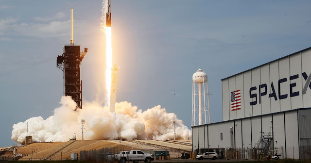 Get Spacex Launches Starlink Satellites From The Kennedy Space Center In Florida Background