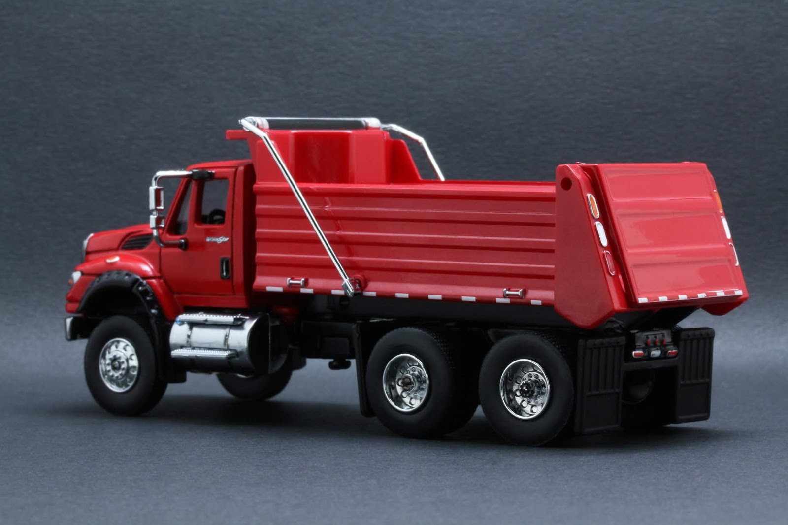 Diecast Hobbist 2017 International WorkStar Construction Dump Truck